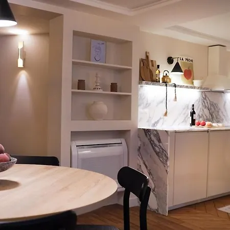 Vendome Parisian Elegance With A Patio Apartament
