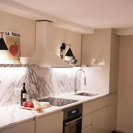 Vendome Parisian Elegance With A Patio Apartament