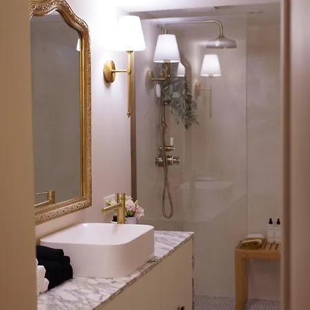 Vendome Parisian Elegance With A Patio Apartament *