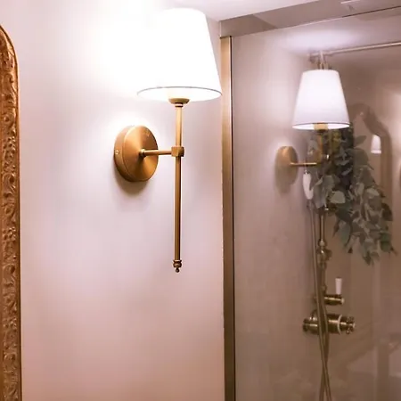 Vendome Parisian Elegance With A Patio Apartament
