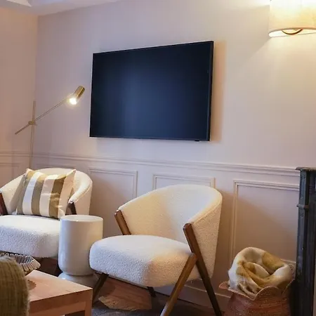 Vendome Parisian Elegance With A Patio Apartament *