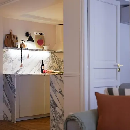 Vendome Parisian Elegance With A Patio פריז